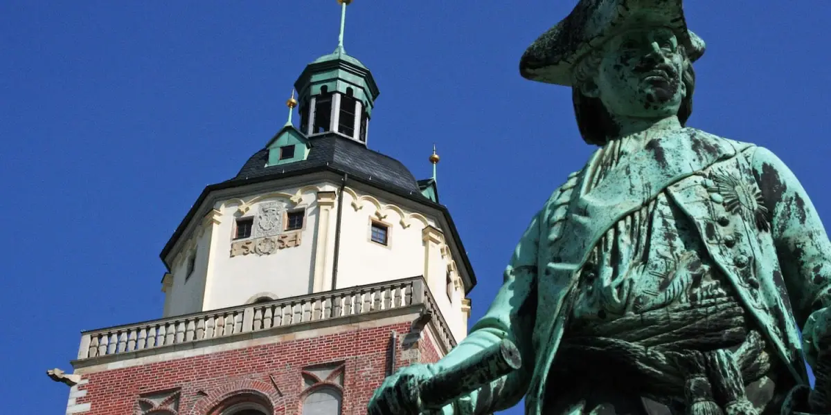 Marienkirche mit Statue von Fürst Leopold I von Anhalt Dessau