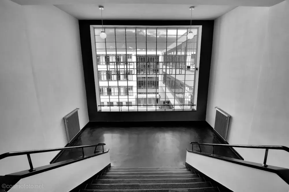 Treppenaufgang im Bauhausgebäude von Walter Gropius in Dessau