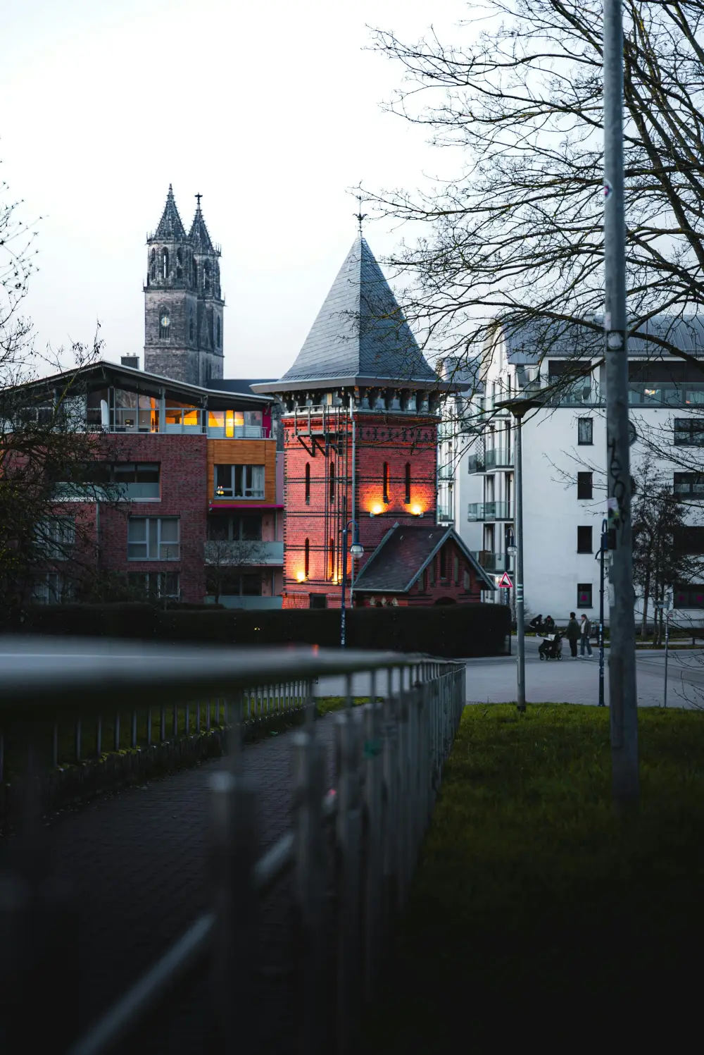 Blick über Brücke auf Magdeburg