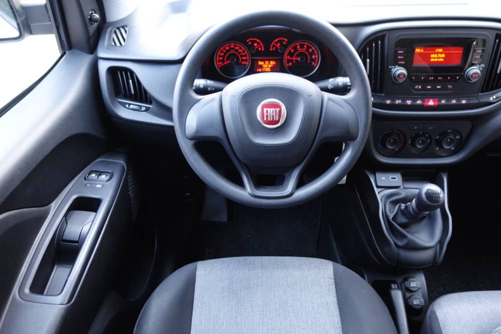 Armaturenbrett Fiat Doblo Cargo Typ 263 Facelift 2014. Neue Armaturentafel, ein modernes Lenkrad sowie die Option auf eine Dreier-Vordersitzbank mit zusätzlichem Stauraum.