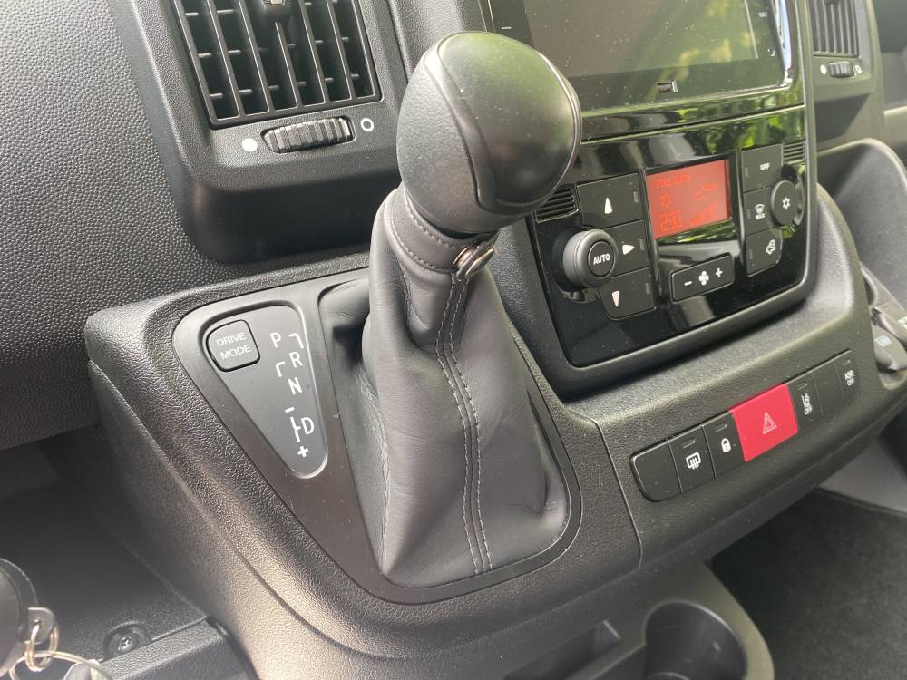 Mittelkonsole Fiat Ducato Facelift Front X290 4. Generation Mittelkonsole mir Neungang-Automatik, moderne Infotainment und Fahrerassistenzsysteme