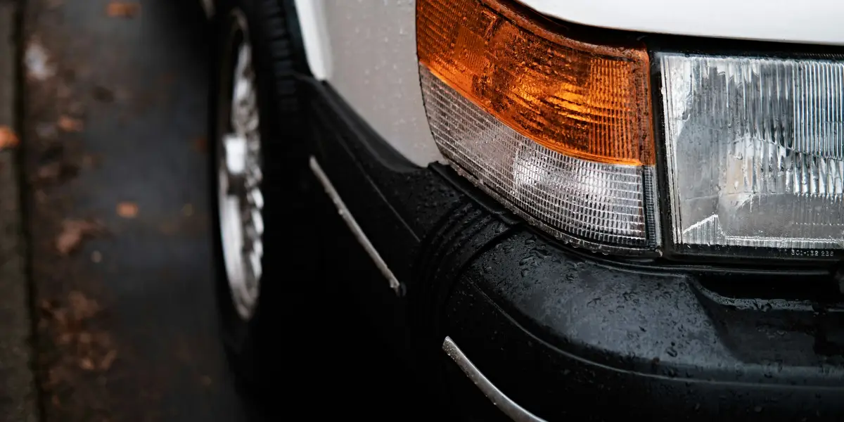 Rechte Frontseite weißes Auto. Symbolbild für geerbtes Auto verkaufen