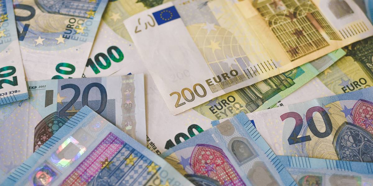 Verschiedene Euro-Scheine liegen durcheinander im Bild. Sinnbild für Inzahlungnahme von Autos.