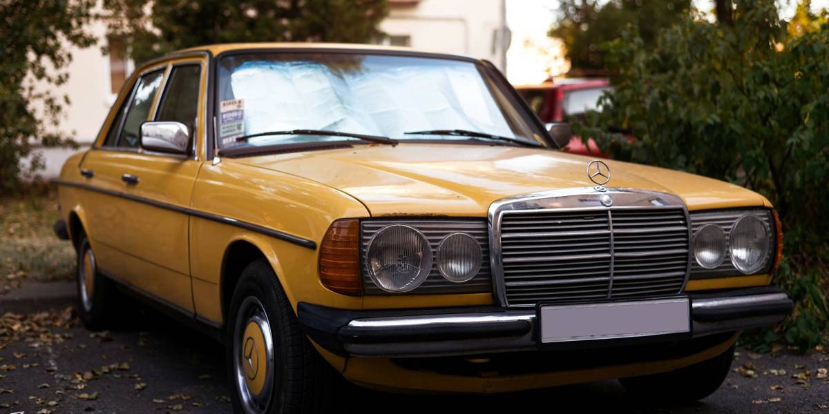 Gelber Mercedes Oldtimer steht zum Verkauf bereit