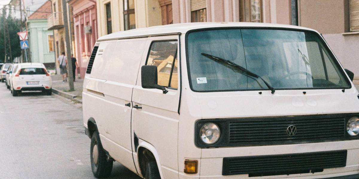 Transporter verkaufen: Weißer VW T2 Transporter parkt am Straßenrand